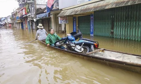 Phố cổ Bao Vinh ngập trong nước lũ